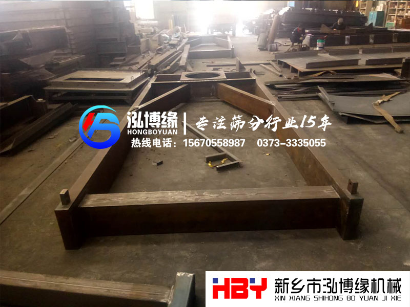 使用平面回轉(zhuǎn)篩時(shí)，應(yīng)在開關(guān)機(jī)器時(shí)對機(jī)械再次檢查一下