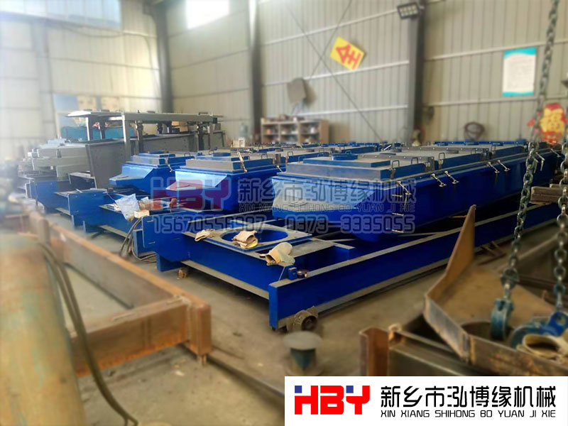 除了喂料方式，還有哪些因素會影響篩子的效率？